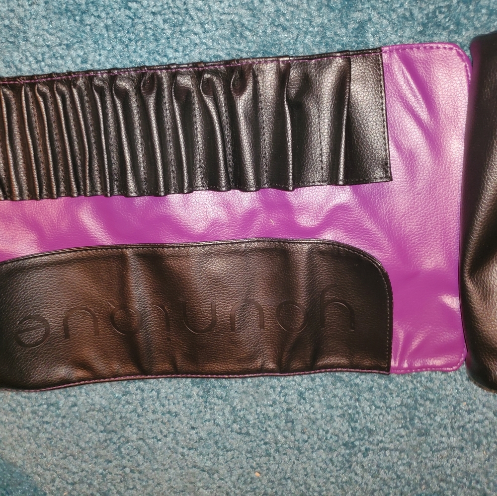 Younique Brush Roll